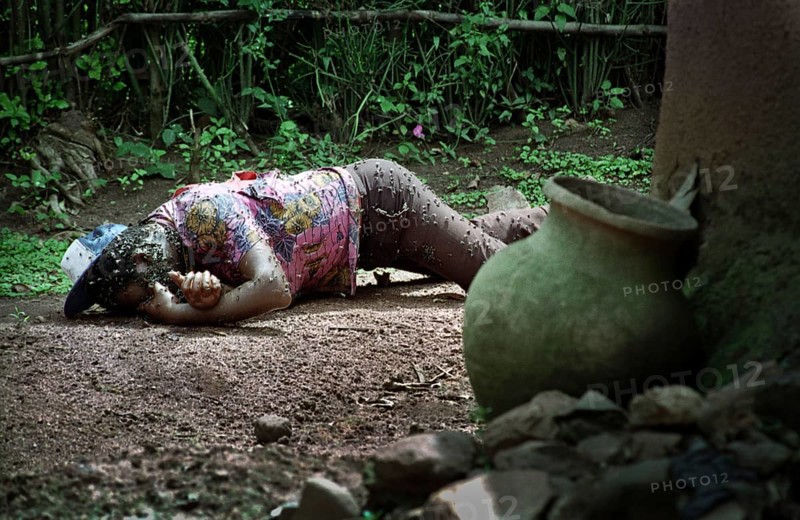 RWA Rwanda Kigali A dead Tutsi lies on the edge of a house on the outskirts of the Rwandan capital. The genocide in Rwanda claimed the lives of 800, 000 Tutsi within 100 days. RWA Rwanda Kigali The body of a dead Tutsi lies in a backyard of a house in the suburbs of Kigali. The Body Is Occupied by Flies