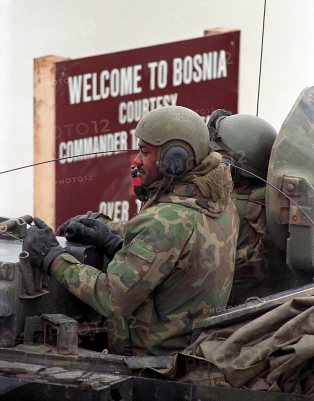 BIH, Bosnia, Vinkovski, 20.12.1995, American soldiers cross the Sava towards Bosnia