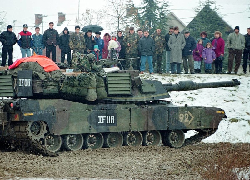 BIH, Bosnia, Vinkovski, 20.12.1995, American soldiers cross the Sava towards Bosnia