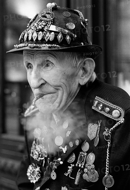 DEU, Germany, Berlin, 02.03.1998, An old man, in decorated uniform, smokes