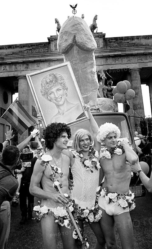 Berlin, DEU, 08.08.1998 -- Giant phallus in front of the Brandenburg Gate. Three participants in the Christopher Street Day Parade wear a portrait of Princess Diana. -- Â© Karsten Thielker