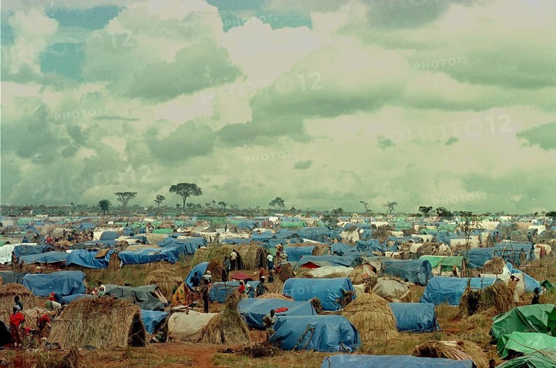 Benaco camp, RWA, 19.05.1994 -- Overview of the Benaco camp, which hosted more than half a million refugees from the civil war in Rwanda in just a few weeks. -- General view of the Benaco camp in Tanzania, where up to 600, 000 refugees lived after escaping the civil war in their country. -- Â© Karsten Thielker
