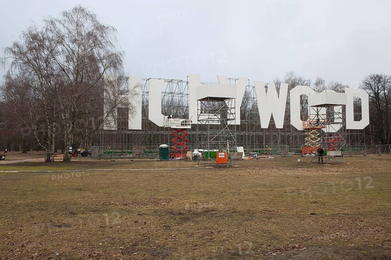 Germany Berin - Construction work on the 14 meter high and 53 meter wide 'Holywood' lettering is almost completed a week in front of the start of the Berlinale. With the installation near the Brandenburg Gate, the Berlinale wants to draw attention to climate protection. The project is sponsored by an energy supplier. Germany Berlin The letters' Holywood 'are being build up near Brandenburg Gate as the Organizor, the Berlinale, wants to make aware of climate change with this installation