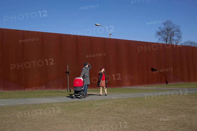 DEU Berlin A couple with strollers at the Wall Memorial on Bernauer Straße in Berlin. Germany Berlin A couple strolls around the wall memorial park