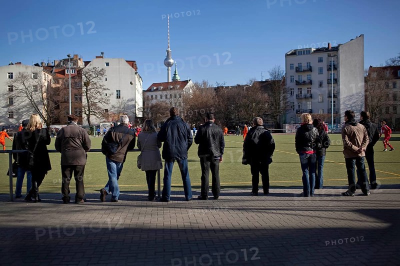 DEU Berlin spectators are watching a soccer game in Berlin-Mitte. Germany Berlin People watching a soccer match in Berlin-Mitte