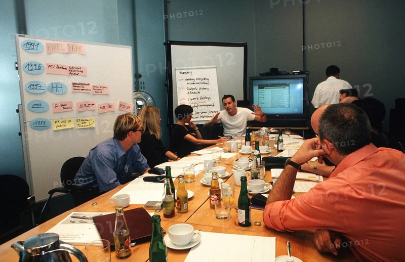 Berlin, DEU, 09.08.1999 -- Introduction of job beginners at Pixelpark. (course) -- Â© Karsten Thielker