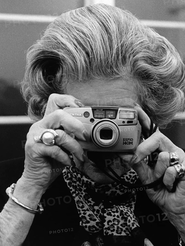 DEU, Germany, Berlin, 22.11.1999. An elderly woman takes pictures during an exhibition opening in Berlin-Mitte