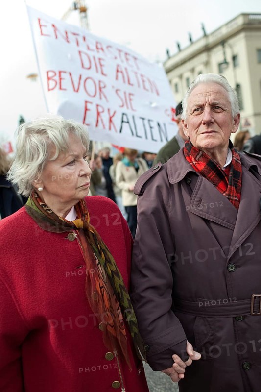 DEU Berlin teacher demonstration with GEW for relieving older colleagues Germany Berlin teacher protest for the cut of working hours of their elderly collegues