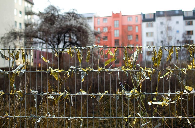 DEU Germany Berlin A fence decorated with golden ribbons around the corner on Rosenthaler Straße in Berlin Mitte. Germany Berlin Decorated fench near Rosenthaler street in Berlin-Mitte
