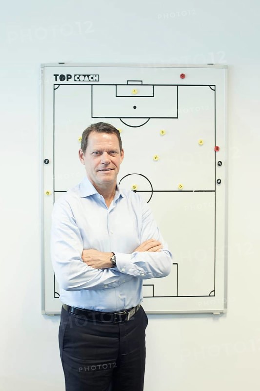 DEU Hamburg The Dane Frank Andresen, sports director of HSV, in his office in the Imtech Arena. Germany Hamburg Sporting Manager, Danish Frank Andresen, in his office at the Hamburg Stadium
