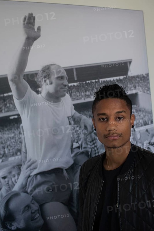 DEU Hamburg British soccer player Michael Mancienne in front of a photo of soccer legend Uwe Seeler. Germany Hamburg British soccer player Michael Mancienne in front of a picture showing the soccer icon Hamburg player Uwe Seeler
