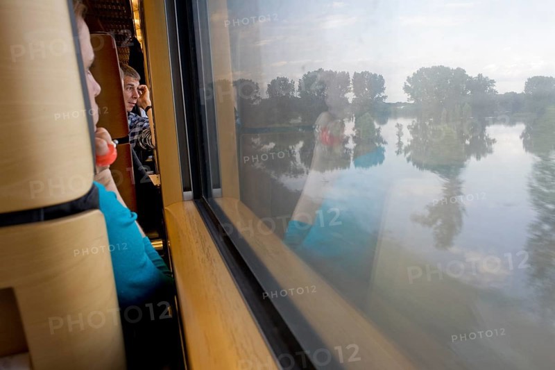 DEU Wittenberge Travelers pass through the flood area around the Luther city Witenberge on the ICE train from Munich to Berlin. Germany Wittenberge Passengers riding the ICE train from Munich to Berlin watching the floods in the East German town of Wittenberge