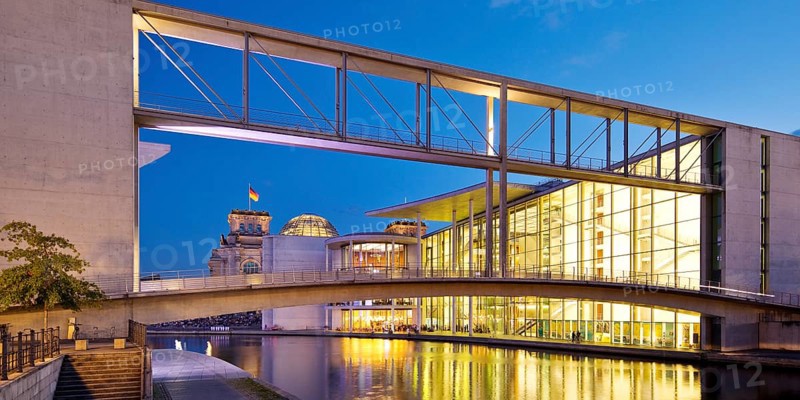 Bridge between Marie-Elisabeth-Lüders-Haus and Paul-Löbe-Haus with the river Spree in the evening, government district, Berlin-Mitte, Berlin, Germany