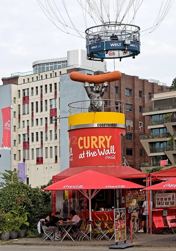 Curry at the Wall snack bar with passengers in the HiFlyer World Balloon, bizarre scene, Zimmerstraße, Berlin, Germany