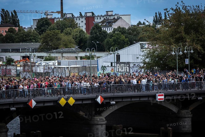 DEU Germany Germany Berlin Partygoers cross the Schllingsbrücke and demonstrate for their right to celebrate