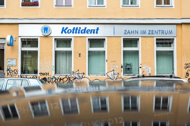 DEU Germany Germany Berlin dental practice 'Kottident', on Manteufelstraße in Kreuzberg, not far from Kottbusser Tor