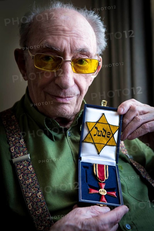 DEU Germany Germany Berlin The Jewish witness Walter Frankenstein with his Jewish star from 1942 and the Federal Cross of Merit of the Federal Republic of Germany