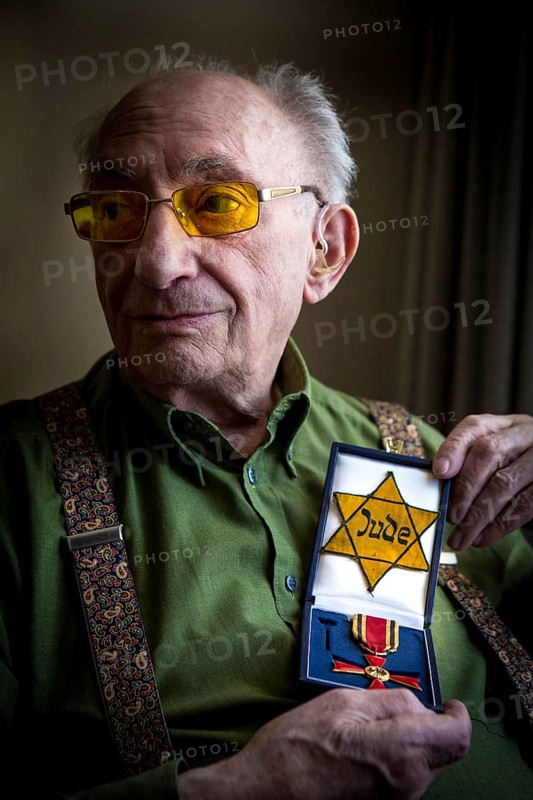 DEU Germany Germany Berlin The Jewish witness Walter Frankenstein with his Jewish star from 1942 and the Federal Cross of Merit of the Federal Republic of Germany