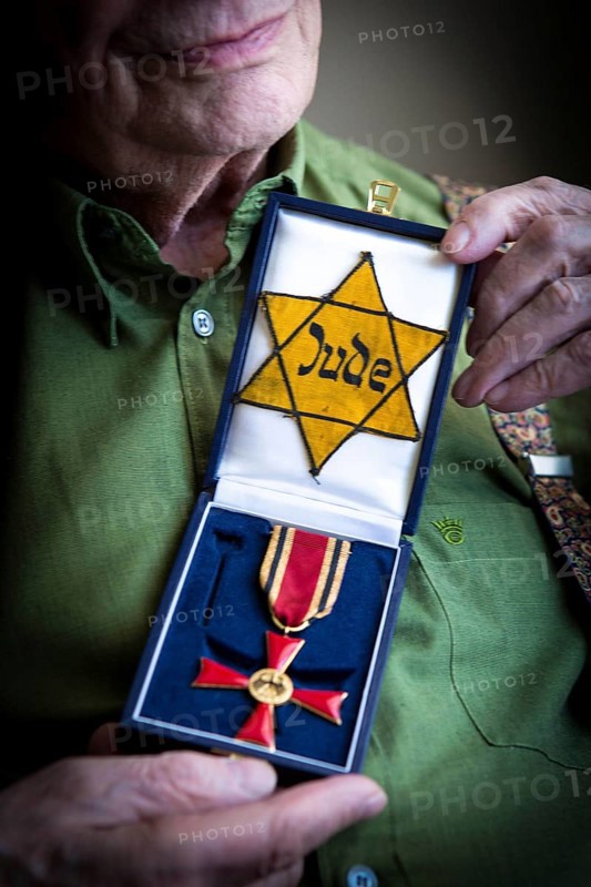 DEU Germany Germany Berlin The Jewish witness Walter Frankenstein with his Jewish star from 1942 and the Federal Cross of Merit of the Federal Republic of Germany