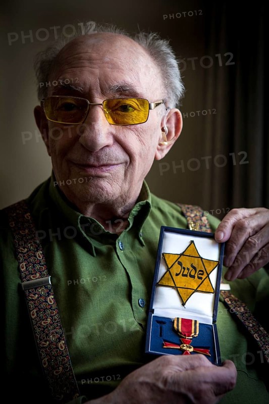 DEU Germany Germany Berlin The Jewish witness Walter Frankenstein with his Jewish star from 1942 and the Federal Cross of Merit of the Federal Republic of Germany