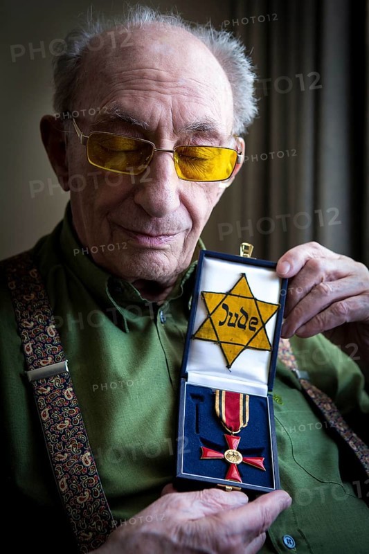 DEU Germany Germany Berlin The Jewish witness Walter Frankenstein with his Jewish star from 1942 and the Federal Cross of Merit of the Federal Republic of Germany
