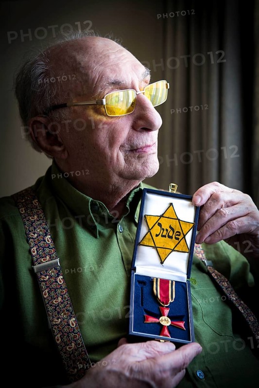DEU Germany Germany Berlin The Jewish witness Walter Frankenstein with his Jewish star from 1942 and the Federal Cross of Merit of the Federal Republic of Germany