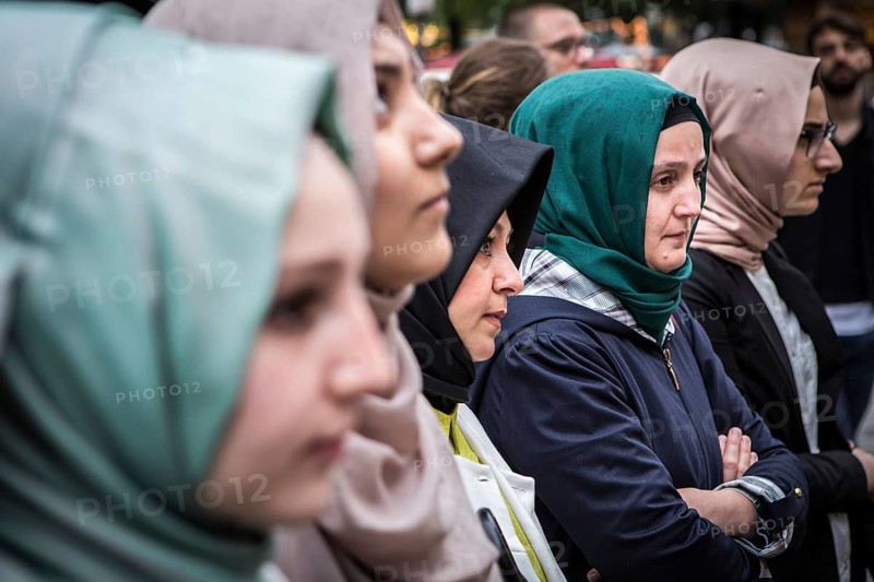 DEU Germany Germany Berlin Protest rally against intolerance of wearing headscarves and the ban on working and discrimination against woman wearing headscarves on Rathausplatz in Berlin-Neukölln