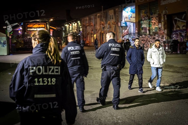 DEU Germany Germany Berlin scene on the RAW site in Berlin-Friedrichsain. Police tour