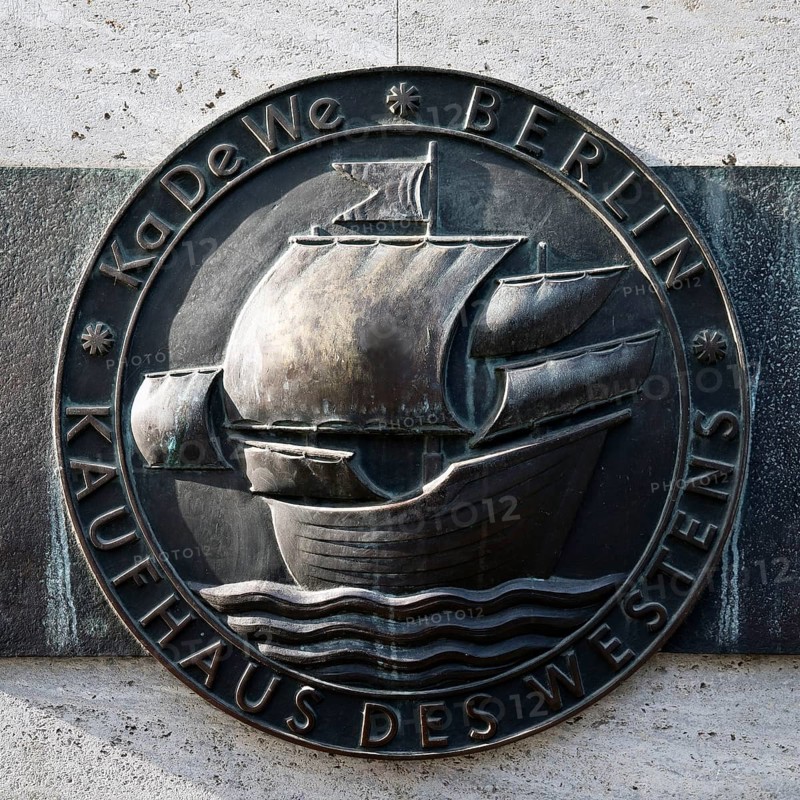 Emblem on the façade next to the KaDeWe main entrance, Kaufhaus des Westens, Tauentzienstraße, Charlottenburg, Berlin, Germany