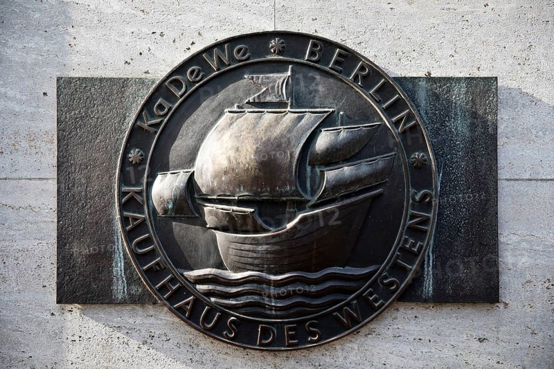 Emblem on the façade next to the KaDeWe main entrance, Kaufhaus des Westens, Tauentzienstraße, Charlottenburg, Berlin, Germany