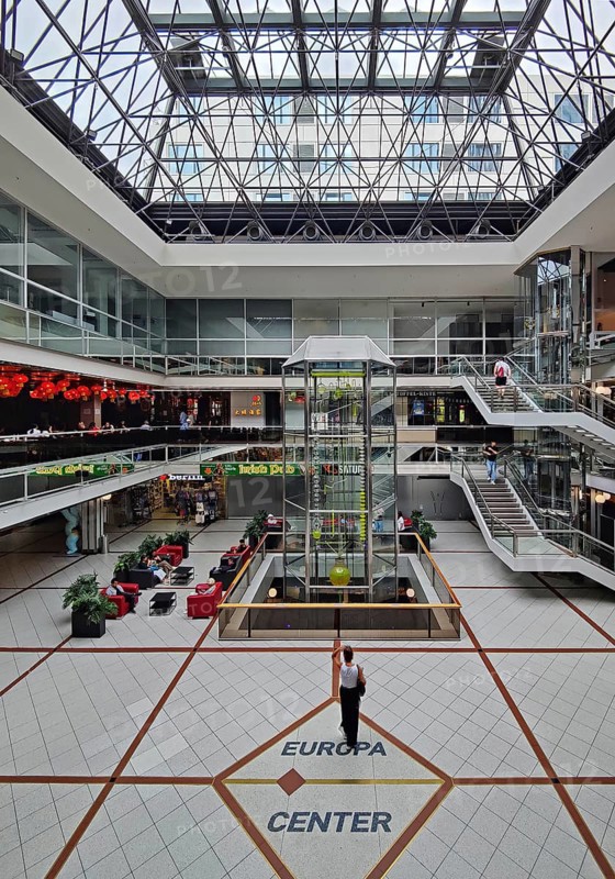 Europa-Center, shopping center, western courtyard with Bernard Gitton's flowing time clock, Charlottenburg, Berlin, Germany