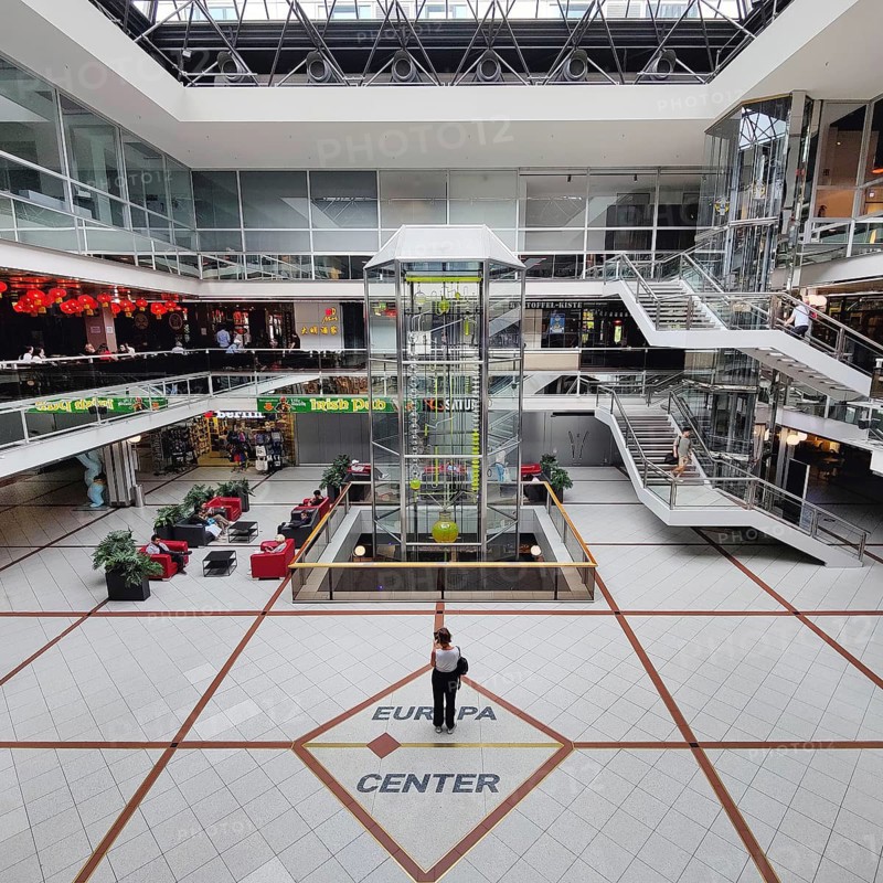 Europa-Center, shopping center, western courtyard with Bernard Gitton's flowing time clock, Charlottenburg, Berlin, Germany