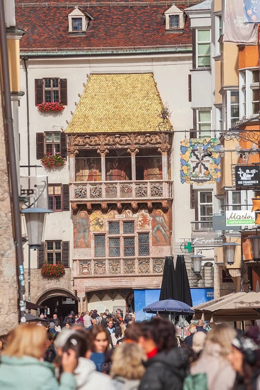 Golden roof, lots of people and historic houses in Herzog-Friedrich-Straße, Altstadt, Innsbruck, Tyrol, Austria