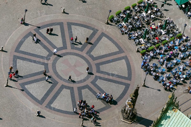 Hanseatic cross in front of the Bremen Roland on the market square of Bremen in front of the town hall and gabled houses, city centre of Bremen, city, aerial view, aerial photography of Bremen, Bremen, Germany, Europe, birds-eyes view, aerial photography, aerial photography, overview, bird's eye view