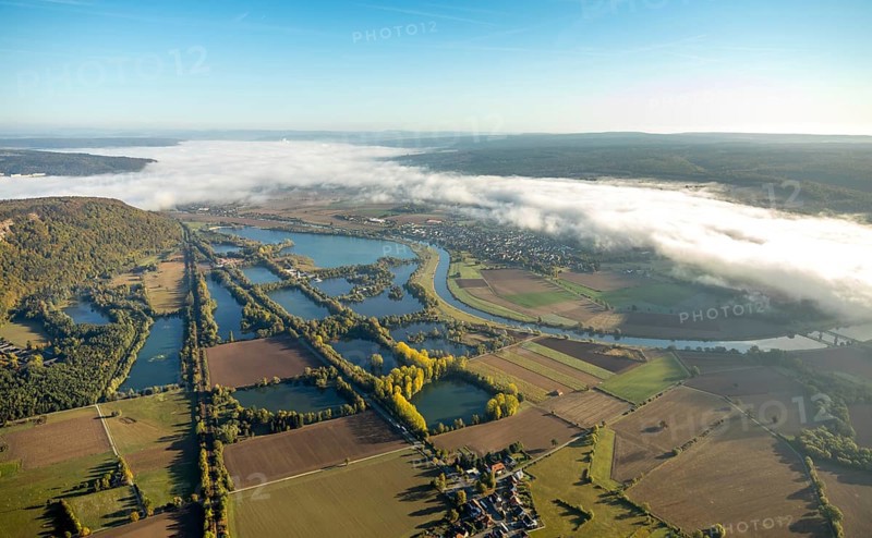 Aerial view, leisure centre Höxter-Godelheim, Godelheimer Straße, am Ziegenberg, district of Goslar, Lower Saxony, Germany, Europe, Boffzen, DEU, birds-eyes view, aerial view, aerial photography, aerial photography, overview, overview, bird's eye view, fields, meadows, tree, trees, forest, forestry, river, stream, lakes, ponds, bathing lake, bathing, culture, cycling, cycling, Weser cycle path, Weser, sports facilities, playgrounds, sandy beach, island, shore