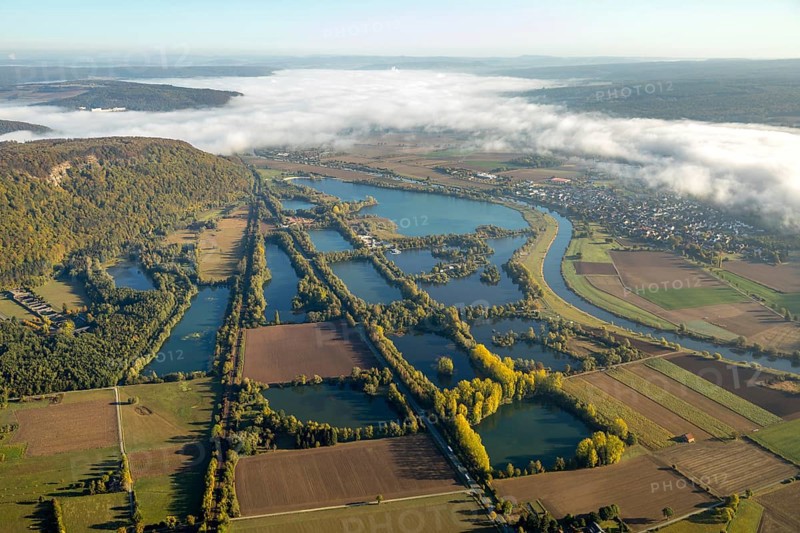 Aerial view, leisure centre Höxter-Godelheim, Godelheimer Straße, am Ziegenberg, district of Goslar, Lower Saxony, Germany, Europe, Boffzen, DEU, birds-eyes view, aerial view, aerial photography, aerial photography, overview, overview, bird's eye view, fields, meadows, tree, trees, forest, forestry, river, stream, lakes, ponds, bathing lake, bathing, culture, cycling, cycling, Weser cycle path, Weser, sports facilities, playgrounds, sandy beach, island, shore