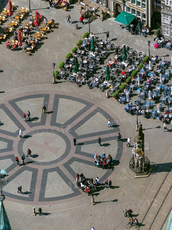 Hanseatic cross in front of the Bremen Roland on the market square of Bremen in front of the town hall and gabled houses, city centre of Bremen, city, aerial view, aerial photography of Bremen, Bremen, Germany, Europe, birds-eyes view, aerial photography, aerial photography, overview, bird's eye view