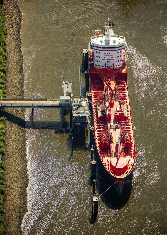 Gas tanker being unloaded, Hamburg harbour, Elbe, Hamburg, Free and Hanseatic City of Hamburg, Germany, Europe, aerial view, birds-eyes view, aerial photography, aerial photography, overview, overview, bird's eye view