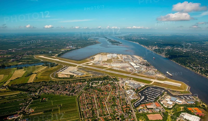 Finkenwerder Airport, runway and factory halls of Airbus Airport, Finkenwerder Airport, Hamburg, Free and Hanseatic City of Hamburg, Germany, Europe, aerial view, birds-eyes view, aerial photograph, aerial photography, aerial photography, overview, bird's eye view