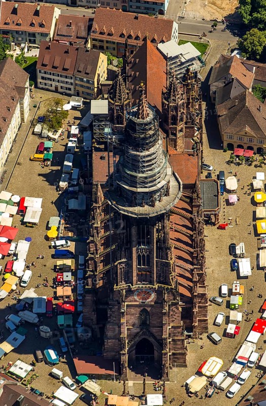 Freiburg Minster with market square, Freiburg im Breisgau, Breisgau, Baden-Württemberg, Germany, Europe, aerial view, birds-eyes view, aerial photography, aerial photography, overview, bird's eye view, university city, trinational metropolitan region Upper Rhine