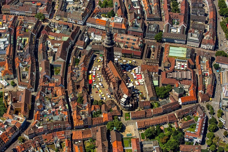Freiburg Minster with market square, Freiburg im Breisgau, Breisgau, Baden-Württemberg, Germany, Europe, aerial view, birds-eyes view, aerial photography, aerial photography, overview, bird's eye view, university city, trinational metropolitan region Upper Rhine
