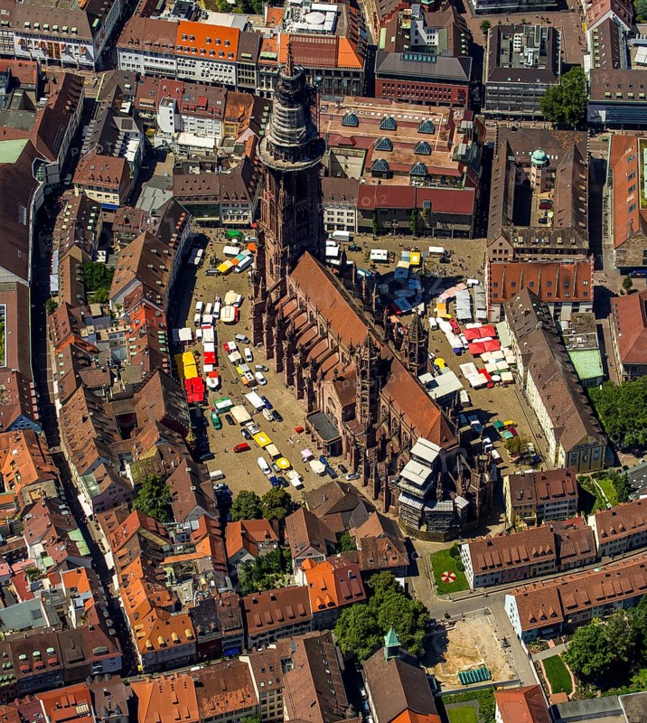 Freiburg Minster with market square, Freiburg im Breisgau, Breisgau, Baden-Württemberg, Germany, Europe, aerial view, birds-eyes view, aerial photography, aerial photography, overview, bird's eye view, university city, trinational metropolitan region Upper Rhine