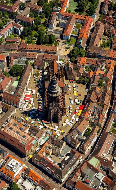 Freiburg Minster with market square, Freiburg im Breisgau, Breisgau, Baden-Württemberg, Germany, Europe, aerial view, birds-eyes view, aerial photography, aerial photography, overview, bird's eye view, university city, trinational metropolitan region Upper Rhine