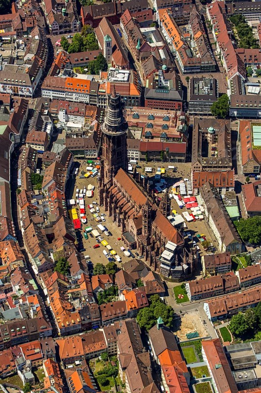 Freiburg Minster with market square, Freiburg im Breisgau, Breisgau, Baden-Württemberg, Germany, Europe, aerial view, birds-eyes view, aerial photography, aerial photography, overview, bird's eye view, university city, trinational metropolitan region Upper Rhine