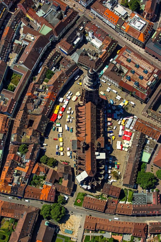 Freiburg Minster with market square, Freiburg im Breisgau, Breisgau, Baden-Württemberg, Germany, Europe, aerial view, birds-eyes view, aerial photography, aerial photography, overview, bird's eye view, university city, trinational metropolitan region Upper Rhine