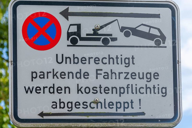 Traffic sign at Holtenauer Hafen, parking ban, towing unauthorized vehicles, picture, tow truck, Baltic Sea, Kiel Fjord, Kiel, Holtenau district, Schleswig-Holstein, Germany