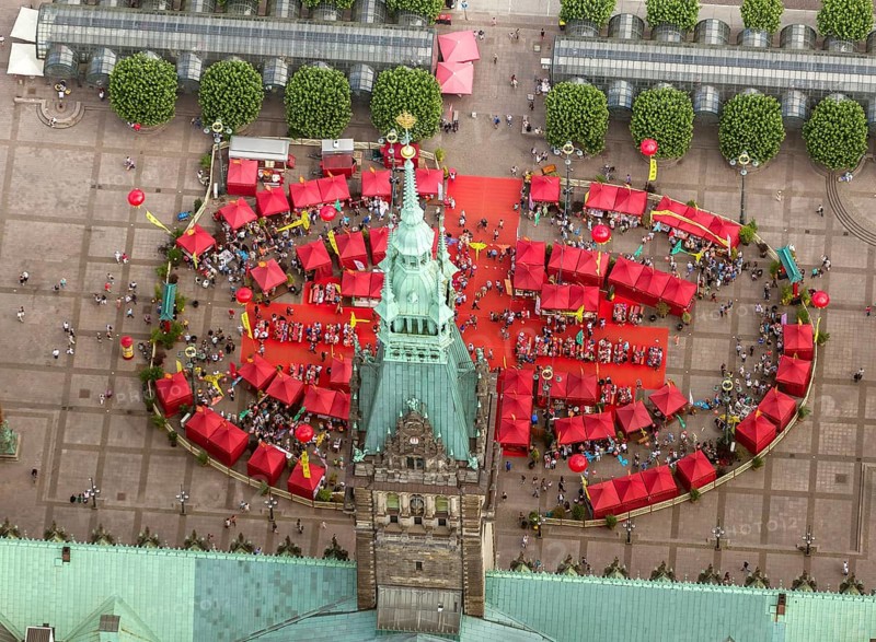 Hamburg City Hall, The Parliament of the Free and Hanseatic City of Hamburg, red pavilions in front of the City Hall on the lock bridge, Hamburg, Germany, Europe, aerial view, birds-eyes view, aerial photography, aerial photography, overview, bird's eye view