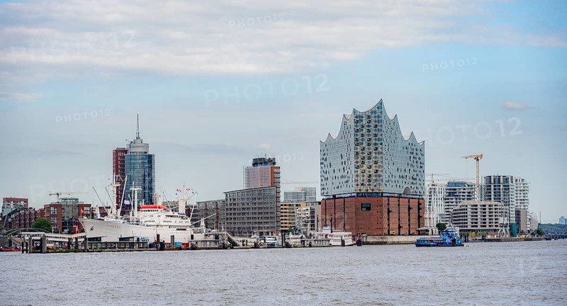 View across the Elbe to modern HafenCity buildings, Elbphilharmonie and Columbushaus, Hamburg, Germany