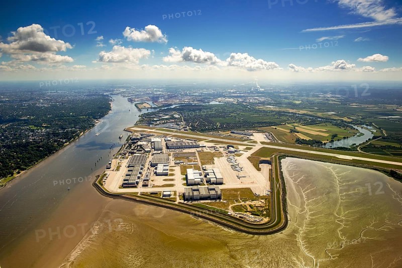 Finkenwerder Airport, runway and factory halls of Airbus Airport, Finkenwerder Airport, Hamburg, Free and Hanseatic City of Hamburg, Germany, Europe, aerial view, birds-eyes view, aerial photography, aerial photography, overview, bird's eye view