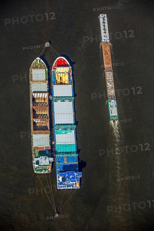 Bulk carrier lying in the harbour of Hamburg, Hamburg harbour, Elbe, Hamburg, Free and Hanseatic City of Hamburg, Germany, Europe, aerial view, birds-eyes view, aerial photography, aerial photography, overview, bird's eye view